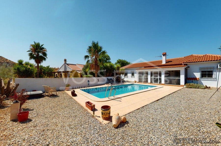 A spacious, modernised 3, bed, 2 bath villa of 131m2 with.. - 3