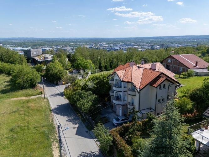 Ekskluzivna kuća u Gajnicama – 3 stana, garaža za 2 auta i v - 3