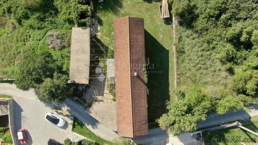 Starina za adaptaciju sa velikom okućnicom u okolici Žminja - 3