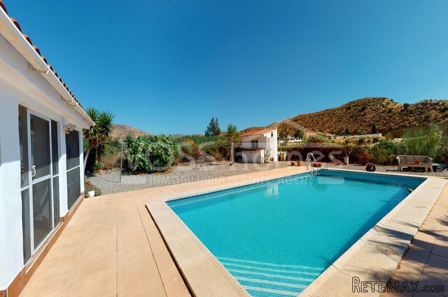 A spacious, modernised 3, bed, 2 bath villa of 131m2 with.. - 4