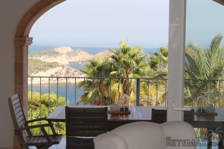 Impressive second line villa for sale in a sought after.. - 4