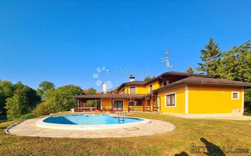 Vila s bazenom i teniskim terenom
