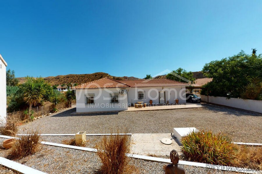 A spacious, modernised 3, bed, 2 bath villa of 131m2 with.. - 5