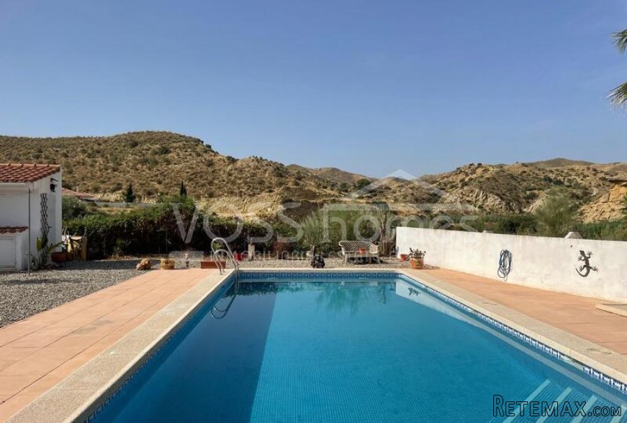 A spacious, modernised 3, bed, 2 bath villa of 131m2 with.. - 6