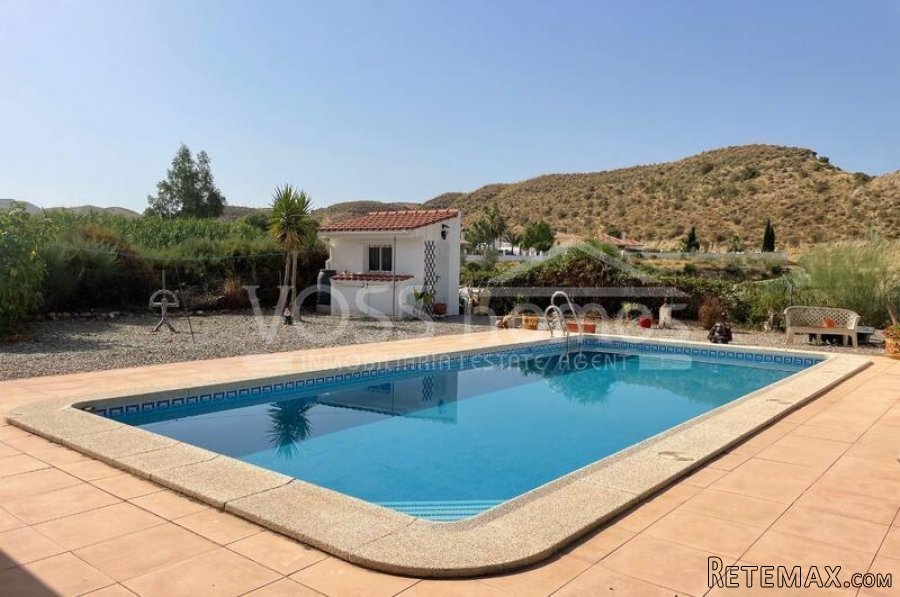 A spacious, modernised 3, bed, 2 bath villa of 131m2 with.. - 7
