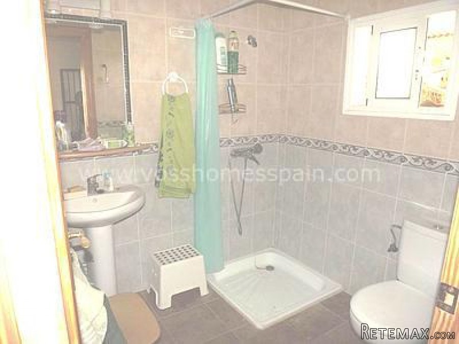 A 1 bed, 1 bath single storey, ( possibility to knock.. - 8