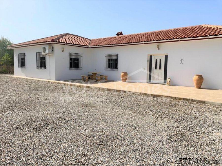 A spacious, modernised 3, bed, 2 bath villa of 131m2 with.. - 8