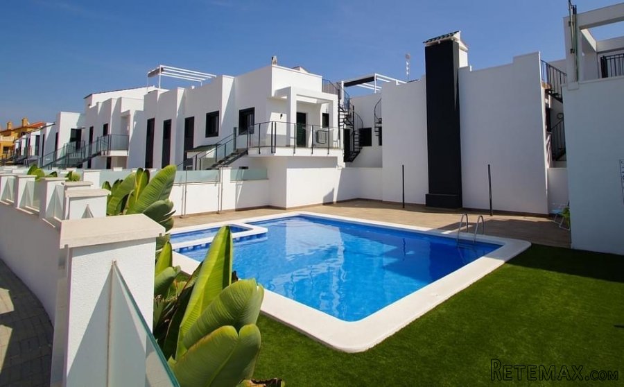 ¡Nuevos áticos en La Zenia de dos dormitorios! Costo: 1..