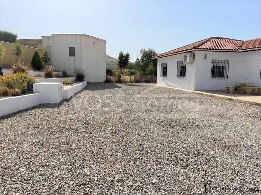 A spacious, modernised 3, bed, 2 bath villa of 131m2 with.. - 9
