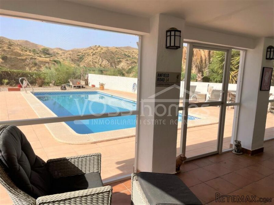 A spacious, modernised 3, bed, 2 bath villa of 131m2 with.. - 10