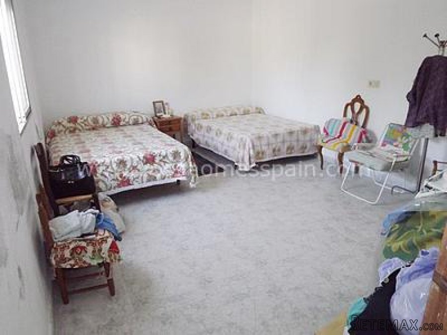 An amazing bargain - A habitable 2 storey, 3 bed, 1 bath.. - 4