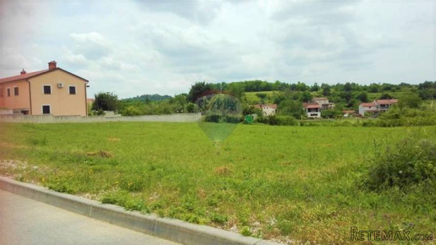 ISTRA-tri građevinske parcele u Vižinadi