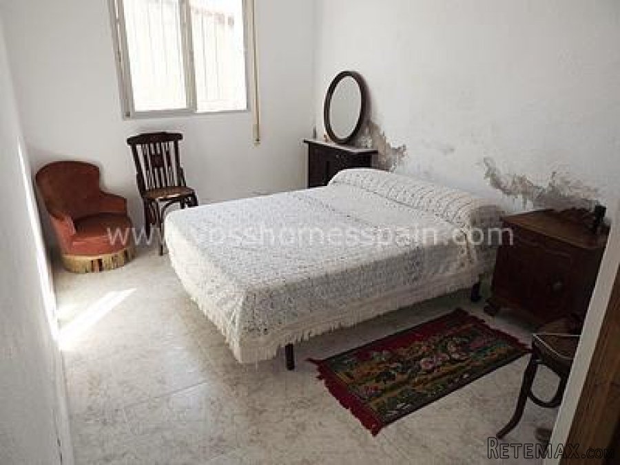An amazing bargain - A habitable 2 storey, 3 bed, 1 bath.. - 5
