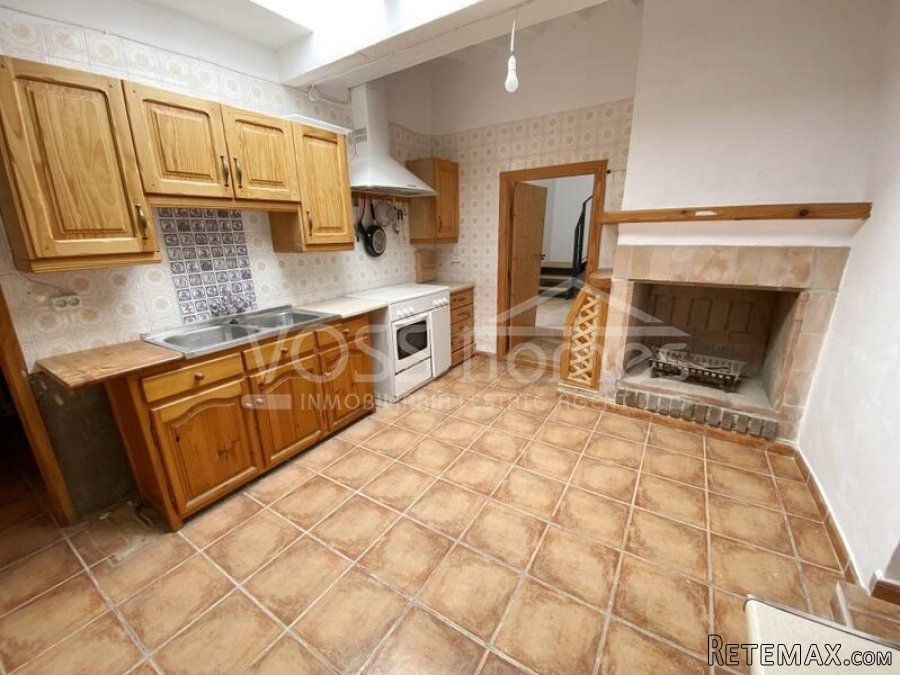 NEW & EXCLUSIVE LISTING FOR VOSS HOMES - A recently.. - 3