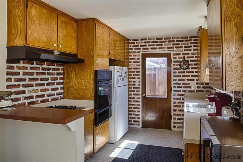 3 bedroom House For Sale: 474 Magna.. - 2