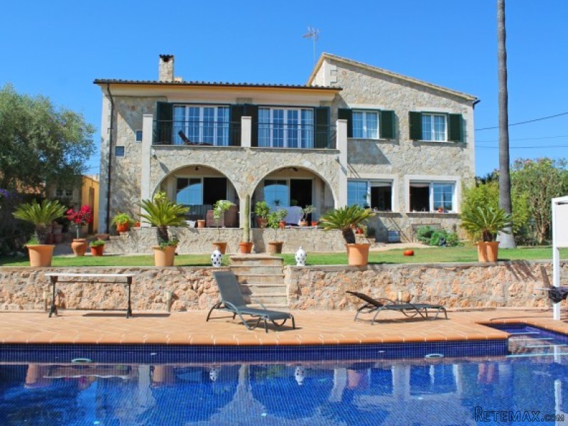 Charming Home With Breathtaking Views..