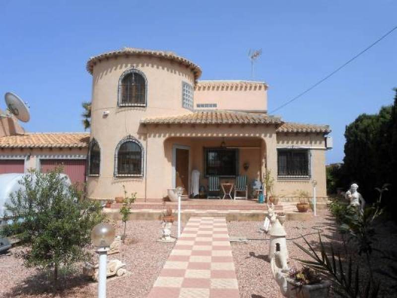 4 Bedroom 3 Bathroom Villa In..
