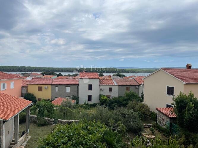 PUNAT KUĆA 200M OD MORA