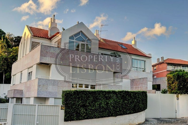 Triplex apartment is in a great..