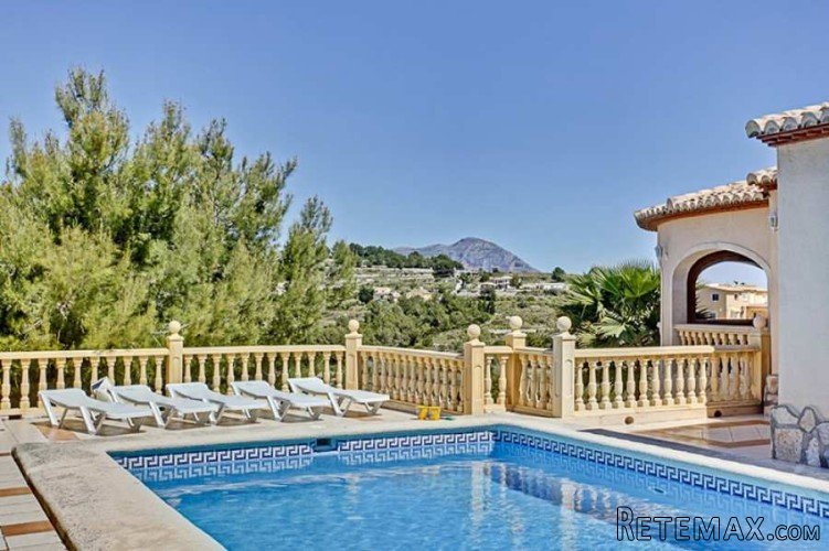 Detached villa located in a residential area on short.. - 2