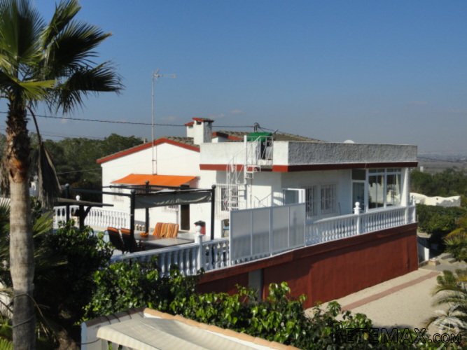 This detached spacious house is located in a quiet.. - 2