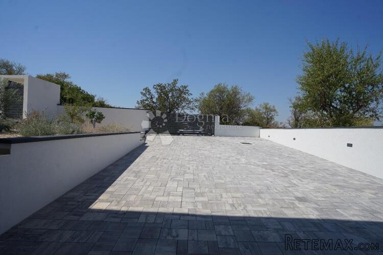 Luksuzna vila s bazenom i 5.000 m² građevinskog zemljišta - 3