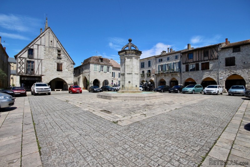 Commercial property with 2 apartments..
