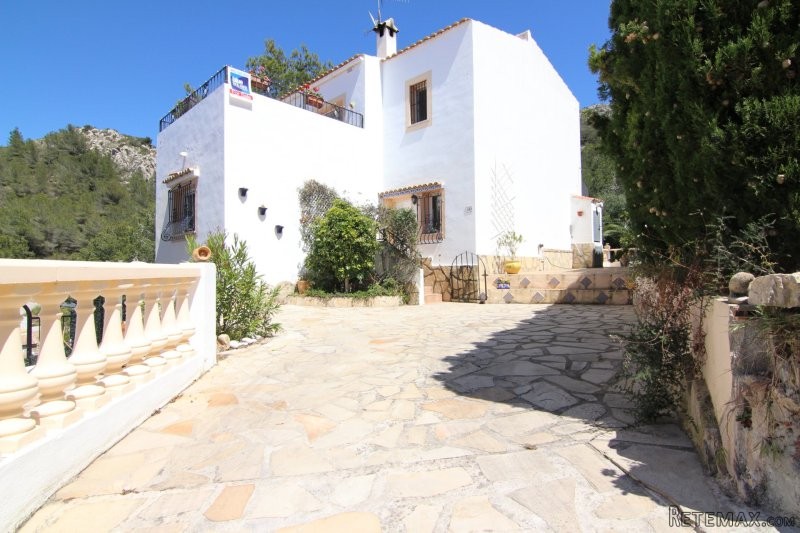 Detached villa on a lovely urbanisation..