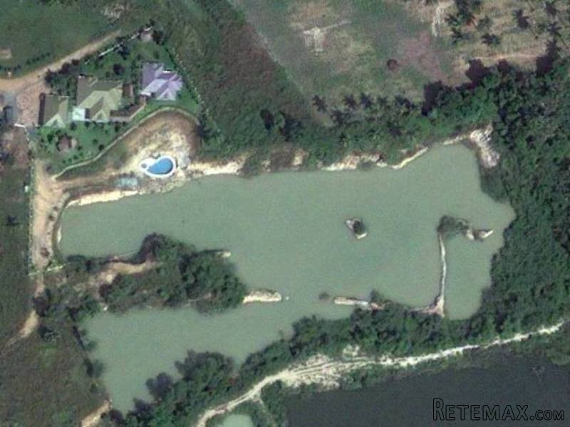 Idyllic lake estate on 19.000m2 land 15..