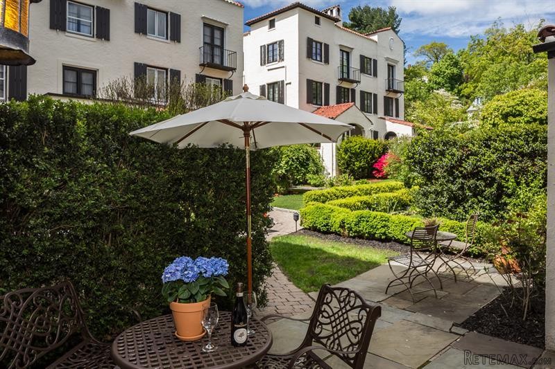 4 bedroom House For Sale: 6 Park Avenue..