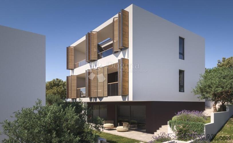 Luksuzan penthouse s privatnom krovnom terasom i pogledom na