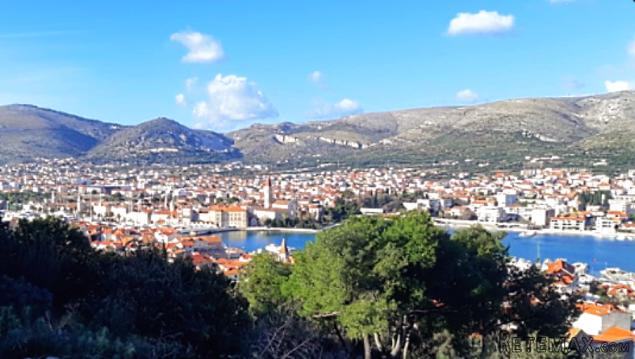 TROGIR-Atraktivno građevno zemljište s otvorenim pogledom na grad