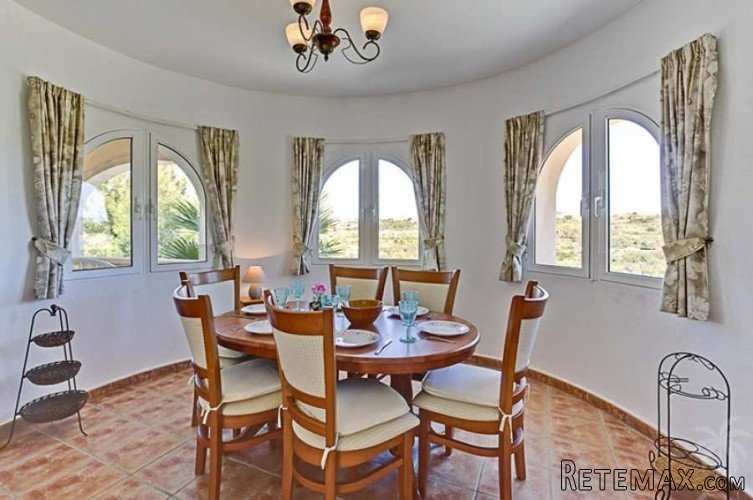 Detached villa located in a residential area on short.. - 6
