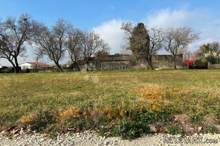 VODNJAN – ravna građevinska parcela praktičnog oblika
