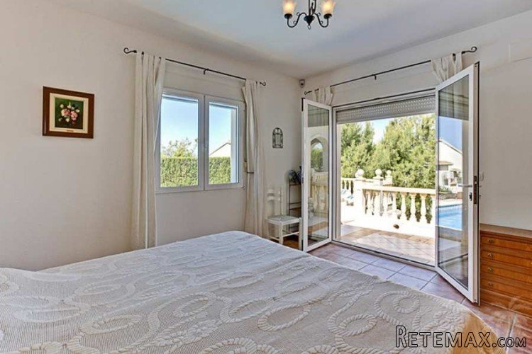 Detached villa located in a residential area on short.. - 8