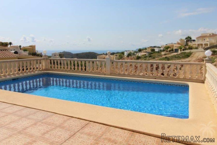 Immaculate single story villa with private pool built in.. - 2