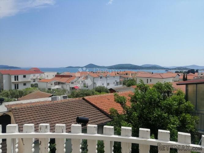 TRIBUNJ - kuća s 9 apartmana + građevinska parcela 418 m2 - 2
