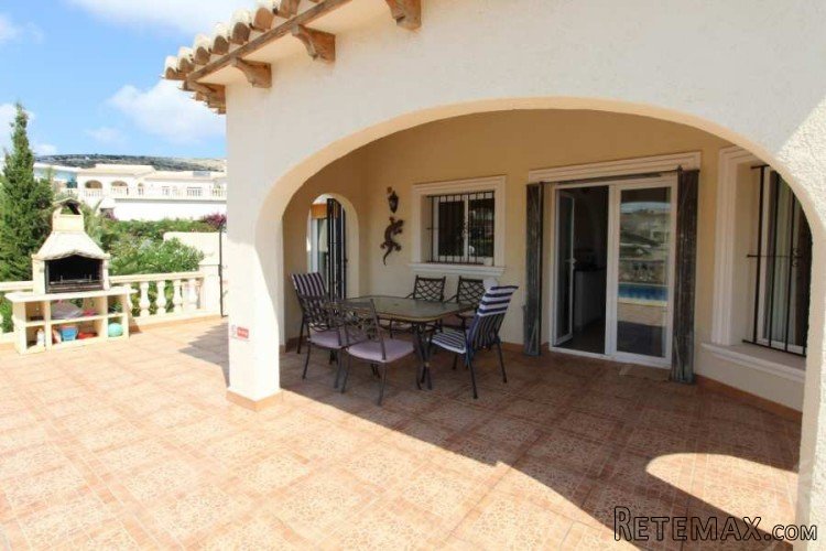 Immaculate single story villa with private pool built in.. - 3