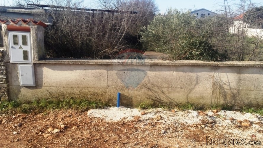 GRAĐEVISNKI TEREN SA STRUJOM I VODOM U PULI