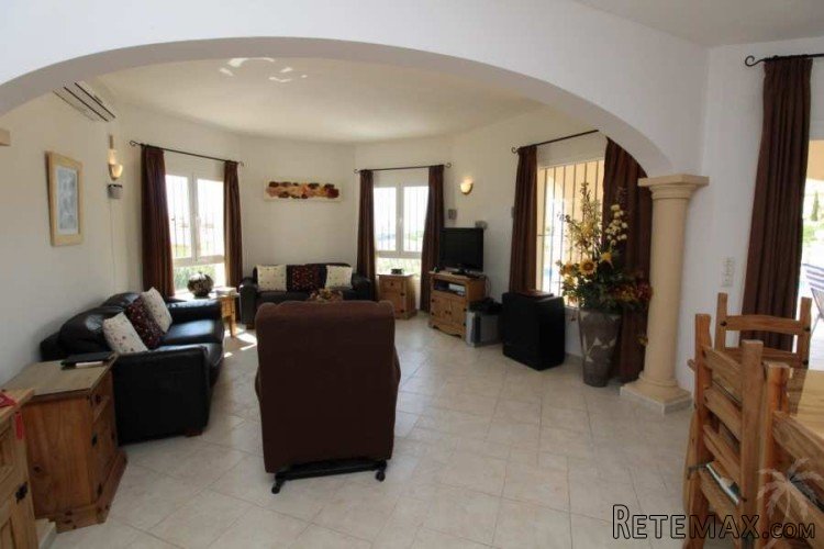 Immaculate single story villa with private pool built in.. - 4