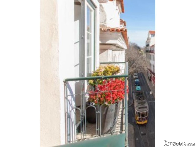 T2 Lisbon Apartment in the Cathedral..