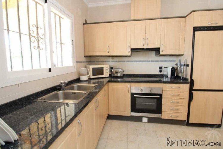 Immaculate single story villa with private pool built in.. - 7