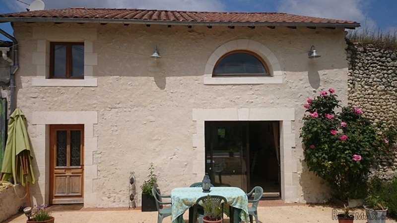 Pretty Stone House On 3.750m2 With..