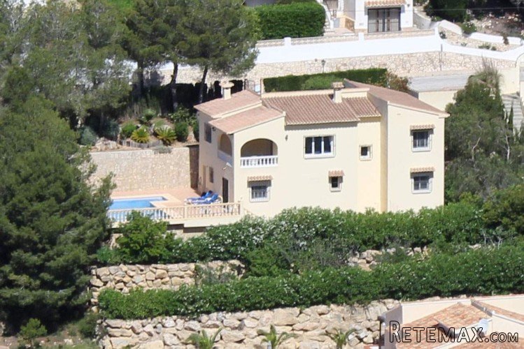 Immaculate property on 2 levels with an internal staircase.. - 2