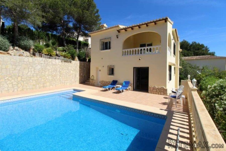 Immaculate property on 2 levels with an internal staircase.. - 3