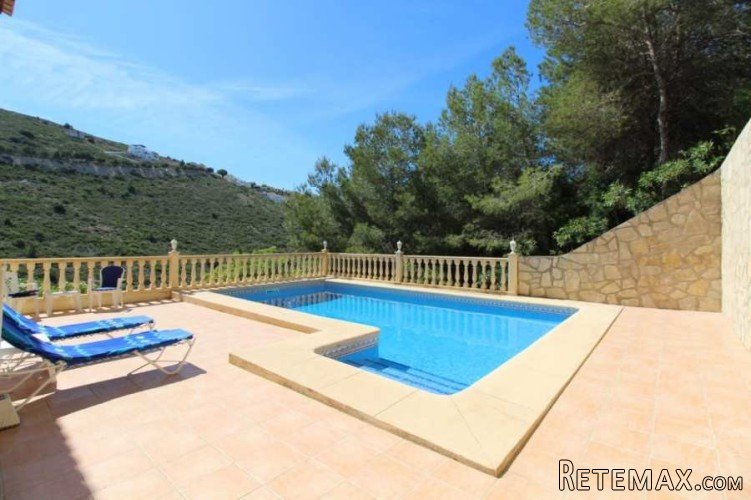 Immaculate property on 2 levels with an internal staircase.. - 4