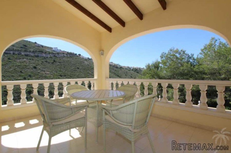 Immaculate property on 2 levels with an internal staircase.. - 5