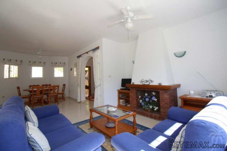 Immaculate property on 2 levels with an internal staircase.. - 6