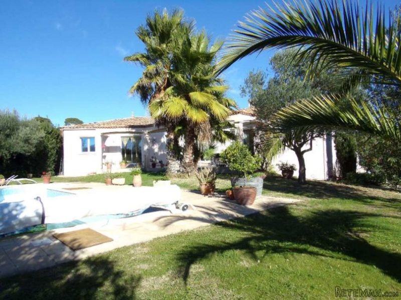 Villa with Swimming Pool