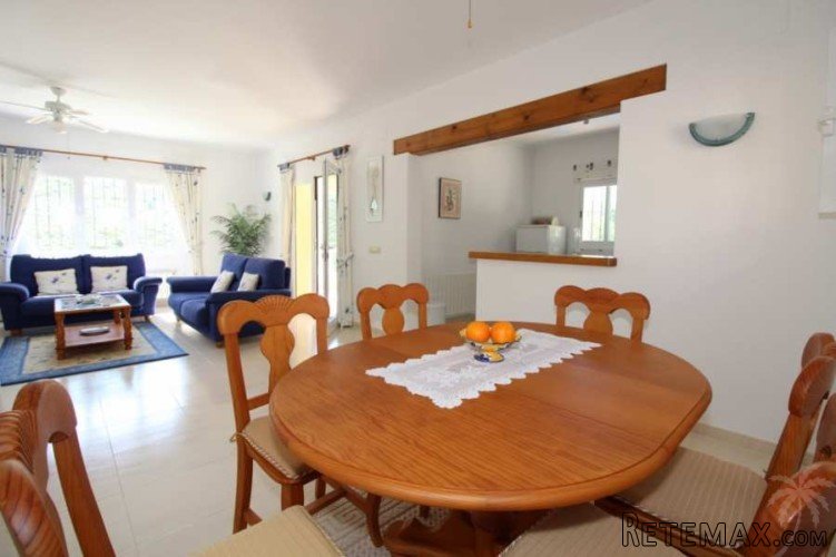 Immaculate property on 2 levels with an internal staircase.. - 7
